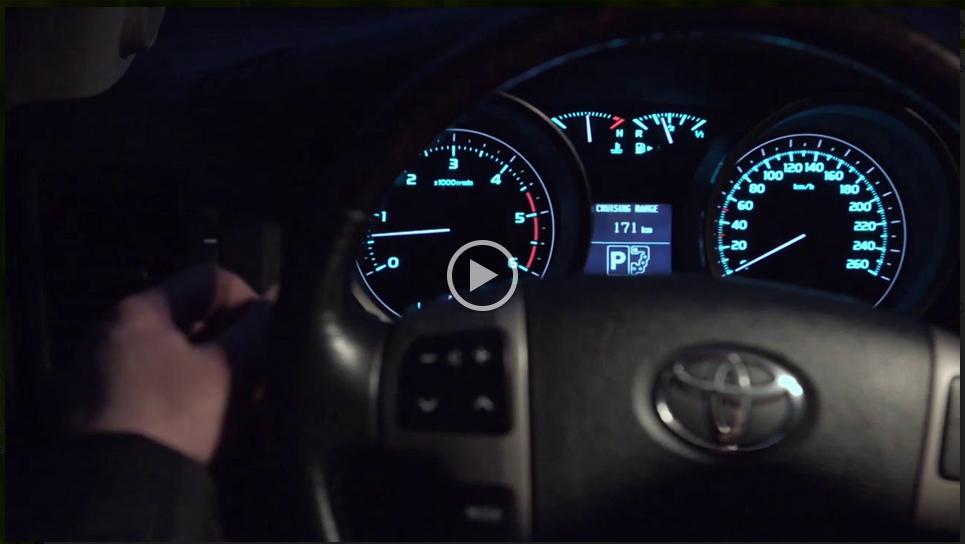 Видеообзор Philips Automotive о замене галогенных ламп в фарах ближнего и дальнего света