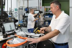 ZF починає серійне виробництво нового електричного центрального приводу CeTrax lite для легких комерційних автомобілів