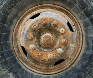 Як викрутити зношений або зламаний болт? 5 способів