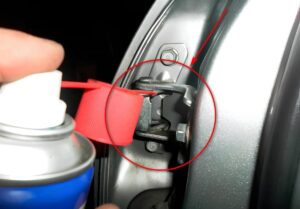 Скриплять двері в авто: способи усунення