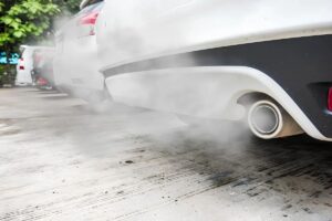 Білий дим із вихлопної труби — що це означає?