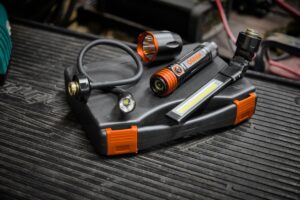 Як обрати ліхтарик для машини, гаража та домівки